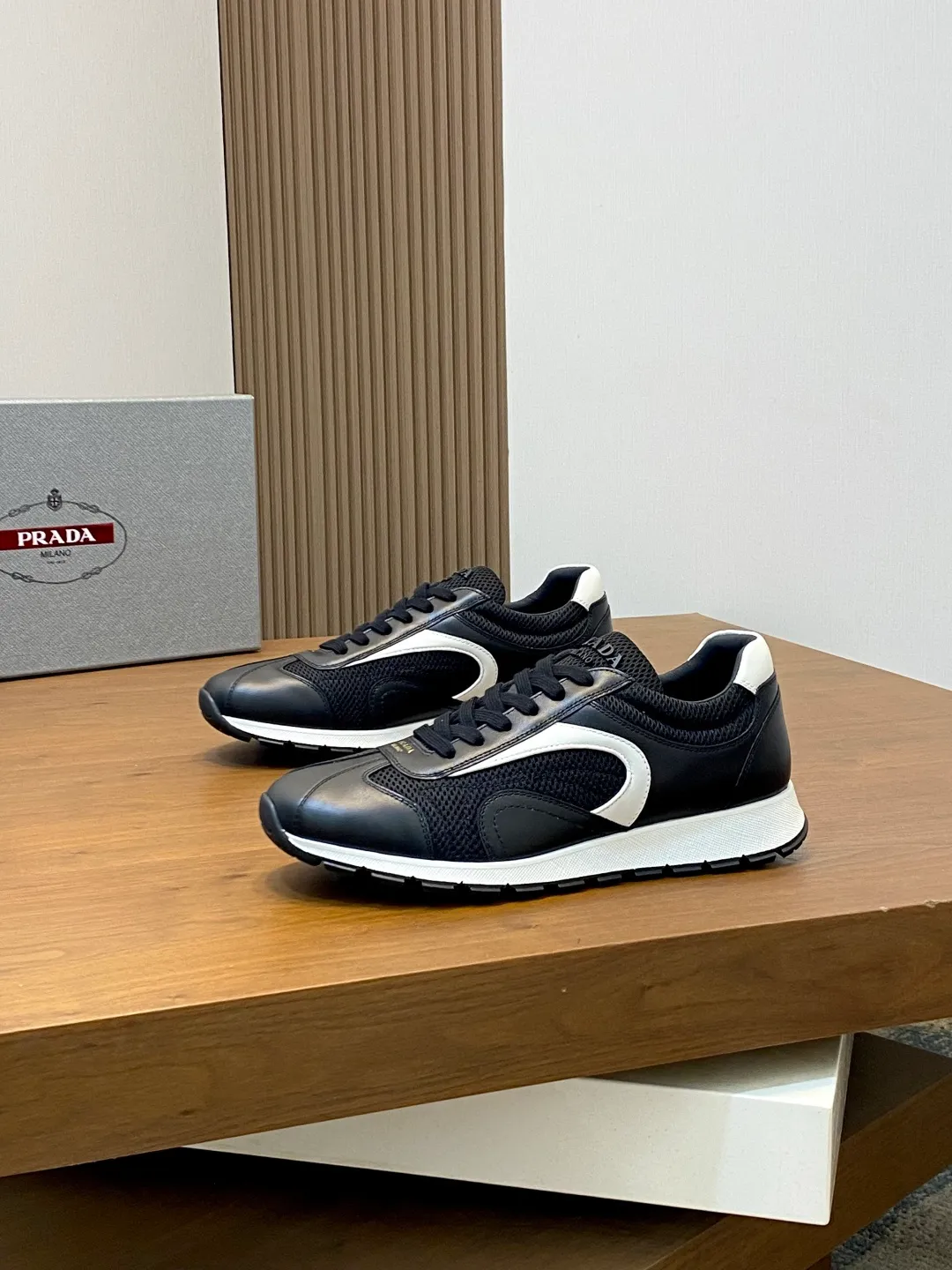 Men's shoes 💰740 Prada men's new lace-up sports and casual shoes. This upper is made of imported calfskin stitching. The tongue is P's classic bronzing lougou. The lining is made of calfskin for the feet. The outsole is made of non-slip sports exclusive rubber outsole with logo. It feels good on the foot. It is fashionable and fashionable. It has a standard sports version and looks very good on the foot! Comes with original box and dust bag! L leather shoe size: 39/40/41/42/43/44 original box packaging + dust bag